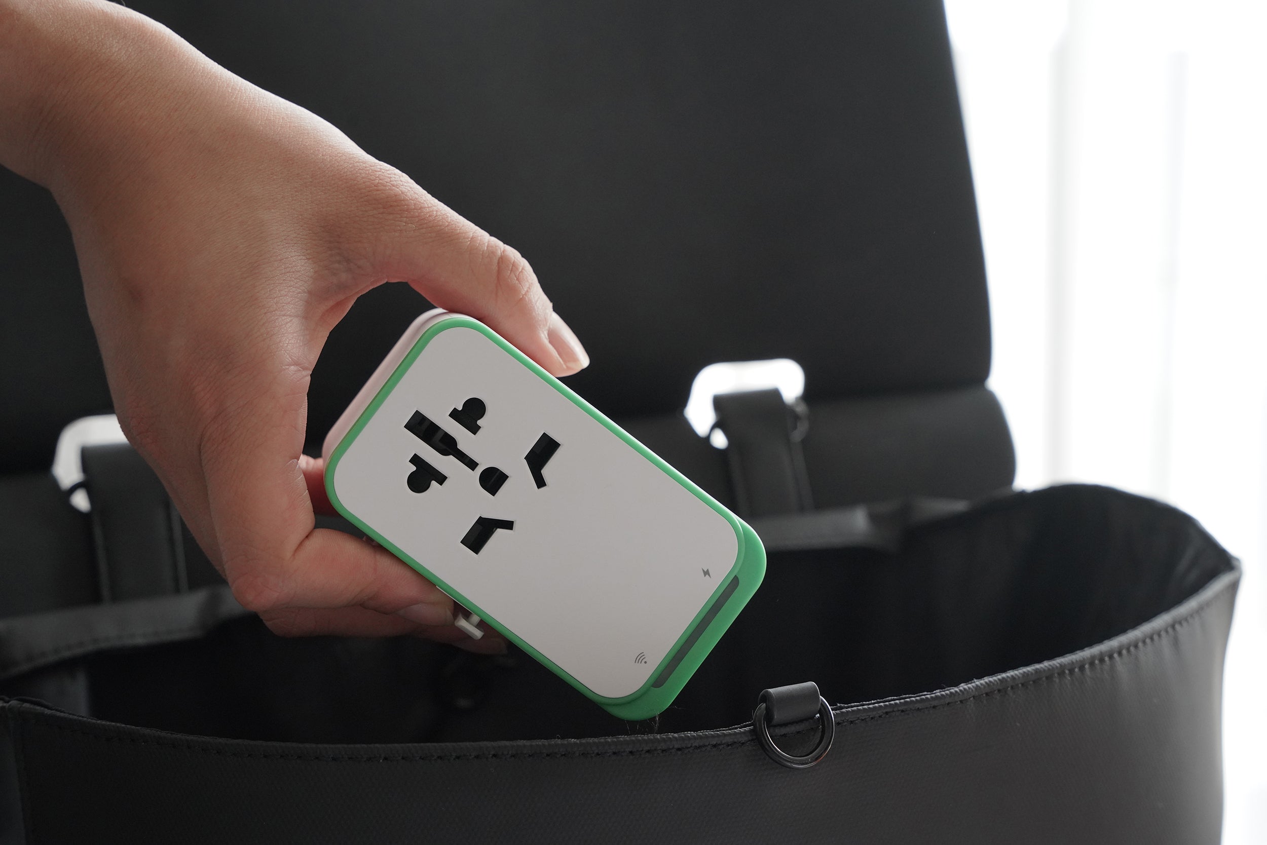 Roamr UniCharge Router: All-in-One Travel Charger & Secure Hotspot